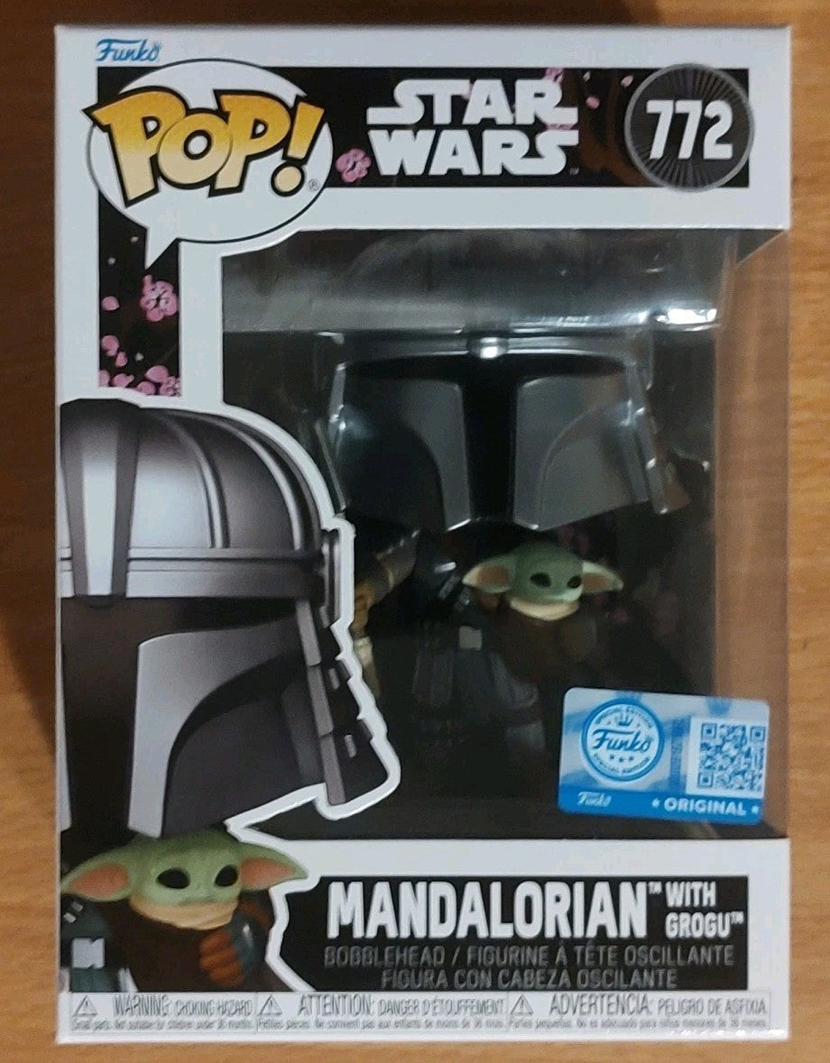 Funko POP! Mandalorian with Grogu Star Wars #772 Vinyl Figure
